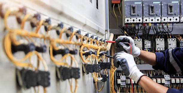 Professional Electrician technician working in Lake Barrington, IL